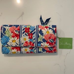 Vera Bradley Gallery wallet in ‘Summer Cottage’ print